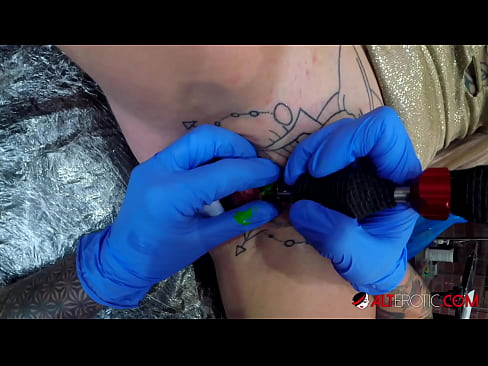 ❤️ Ekstreme tatuita varmulo Sully Savage ricevis tatuon sur sia klitoro ️❌ Sekso ĉe eo.killvs.top ❌️